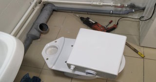 Установка напольного унитаза в Йошкар-Оле: монтаж под ключ от СантехДомШкр от 5272 рублей.